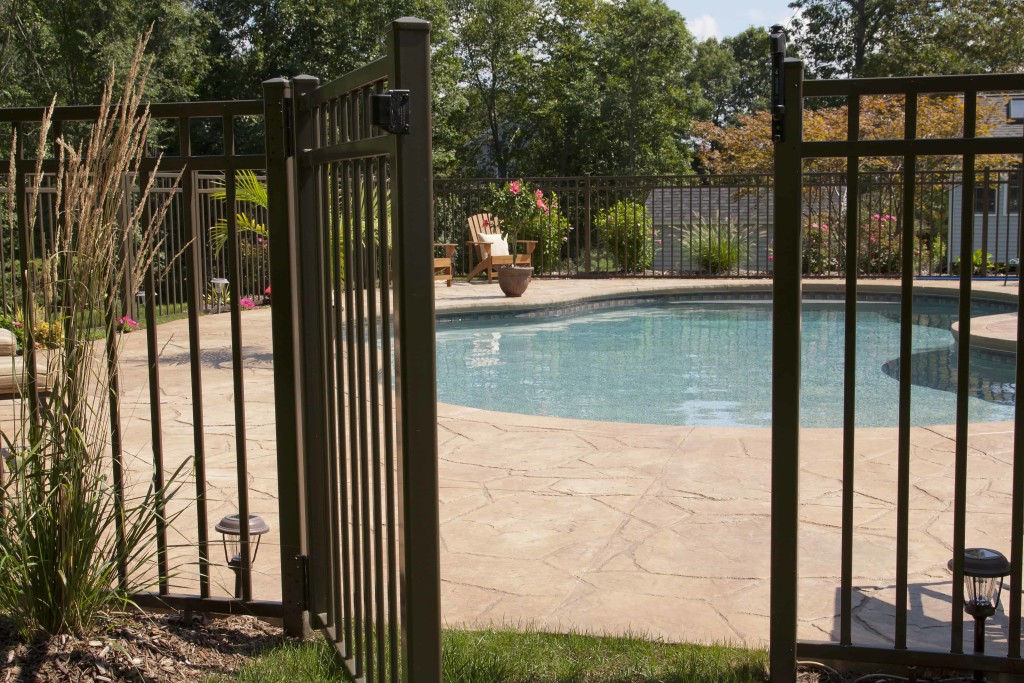 pool-ornamental-iron-fence-installation-austin-texas